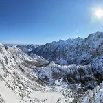 Erjavceva Mountain Hut At Vrsic Pass 크라니스카고라