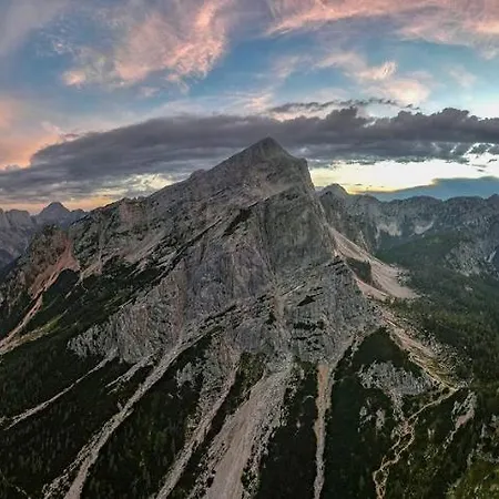 Vendégház Erjavceva Mountain Hut At Vrsic Pass Kranjska Gora