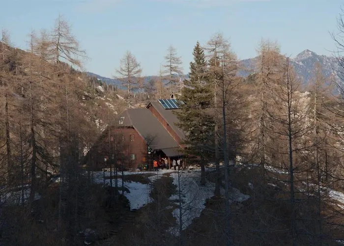 Hiša za goste Erjavceva Mountain Hut At Vrsic Pass