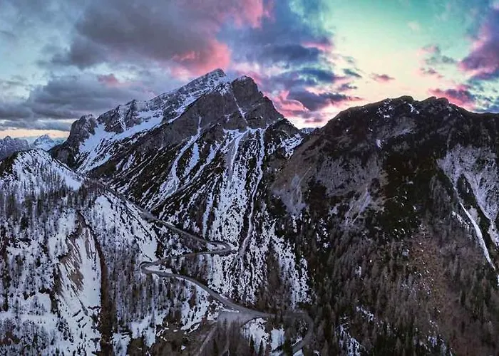 Hiša za goste Erjavceva Mountain Hut At Vrsic Pass