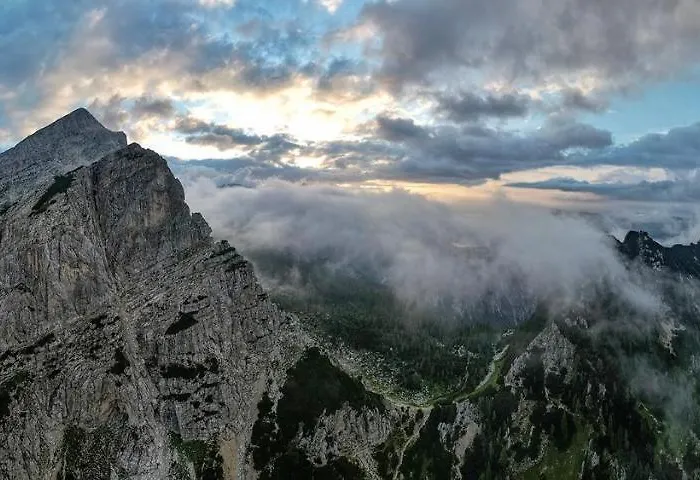Erjavceva Mountain Hut At Vrsic Pass Gæstehus Kranjska Gora