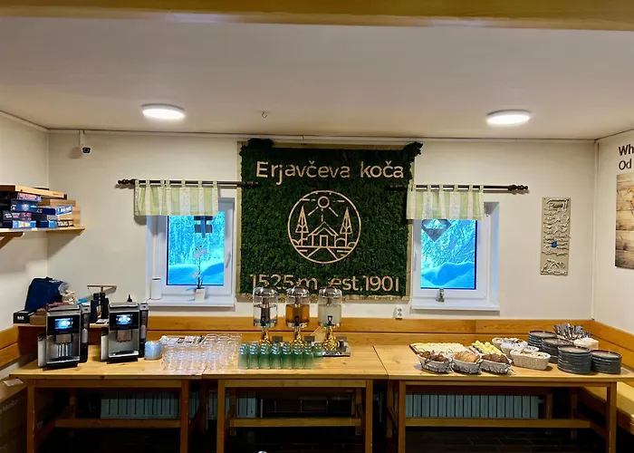 Erjavceva Mountain Hut At Vrsic Pass Gæstehus